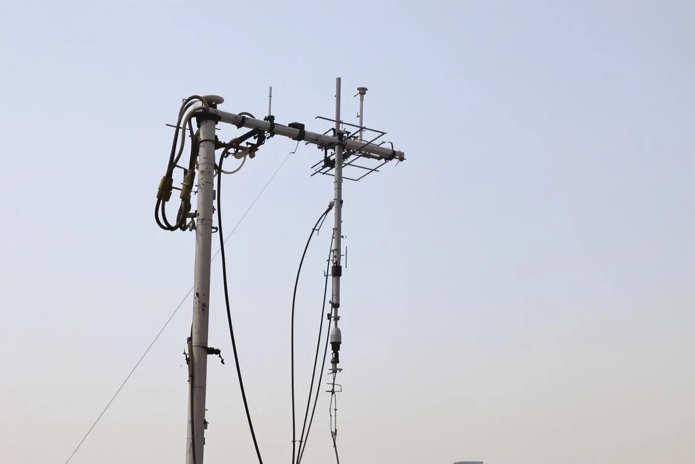 Mástil con antena de TDT y cableado en una azotea de Barcelona